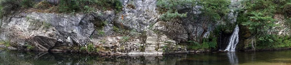 Felsen und Wasserfall — Stockfoto