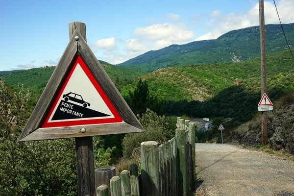 Дорожный знак и гора во Франции — стоковое фото