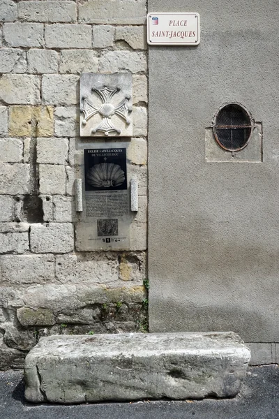 Panneaux sur le mur de l'église Saint Jaques — Photo