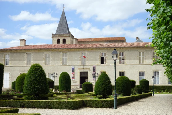 市庁舎オテル ・ ド ・ ヴィルと公園 — ストック写真