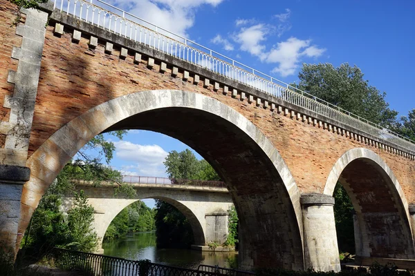 Twee oude boog baksteen bruggen in Frankrijk — Stockfoto