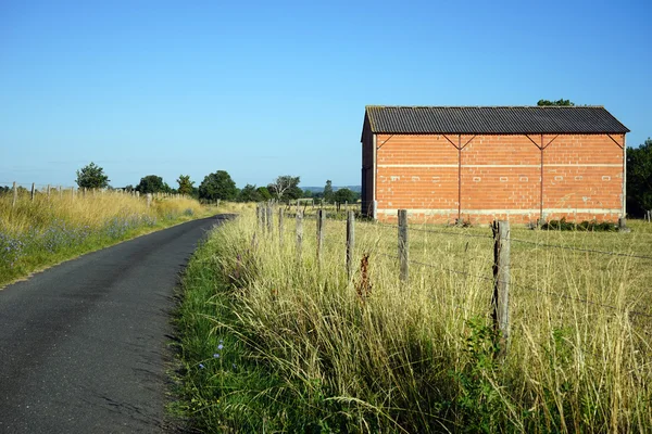 Weg en schuur — Stockfoto