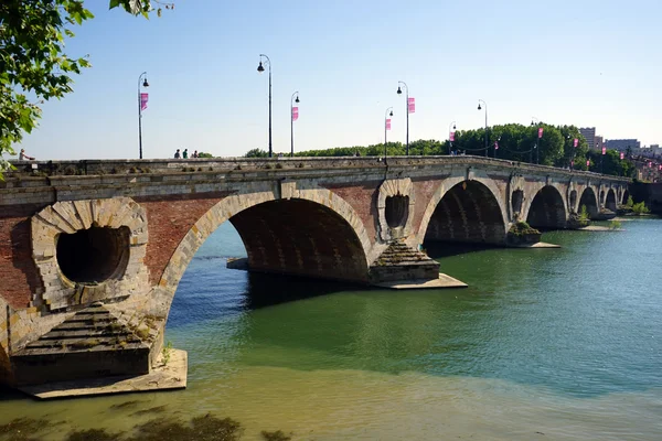 Puente de ladrillo de arco y río Garona —  Fotos de Stock