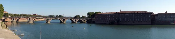 Panorama des Flusses Garonne und der Bogenbrücke — Stockfoto
