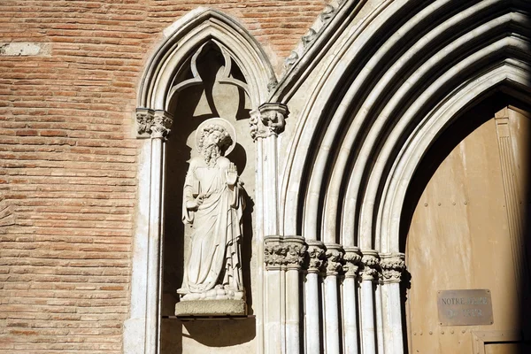 Estátua e parede — Fotografia de Stock