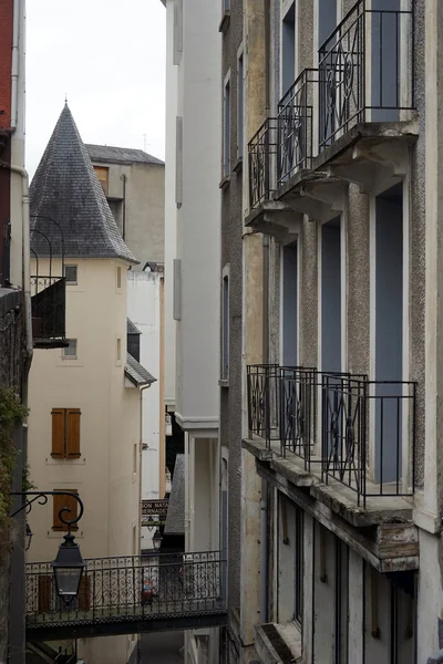 Calle estrecha en Lourdes — Foto de Stock