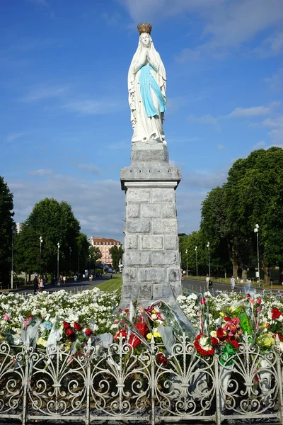 Estatua Madonna y flores — Foto de Stock