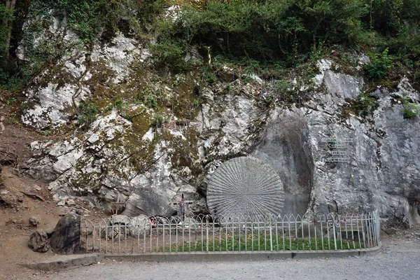 Grande cerchio di pietra vicino alla roccia — Foto Stock