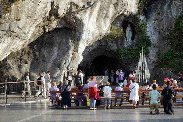 Lourdes σπηλιά κάτω από την Παναγία των Παρισίων — Φωτογραφία Αρχείου