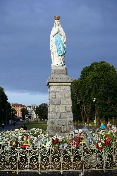 Estátua de Madonna no parque — Fotografia de Stock