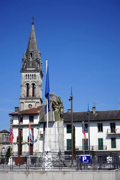 Pomnik na placu Place Peyramale i wieżę Kościoła — Zdjęcie stockowe