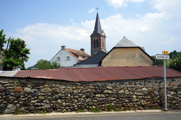 Kamenné zdi a kostel v Bartres — Stock fotografie