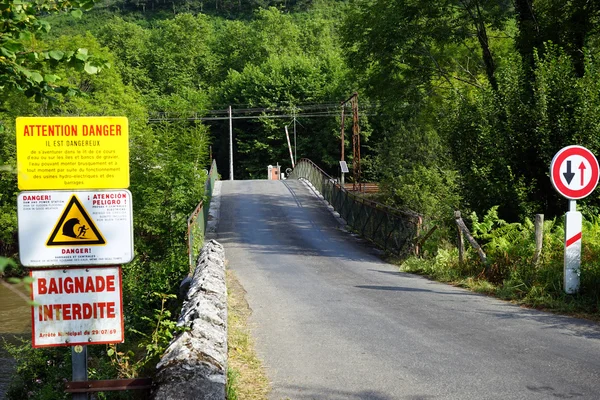 İşaretler Köprüsü ve demiryolu yakınındaki yolda — Stok fotoğraf
