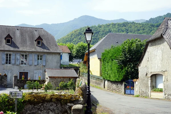 Gamla hus på gatan i Saint-Pe-de-Bigorre — Stockfoto
