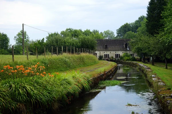 Old farmhouse and canal in rural area of France — Stock Photo, Image