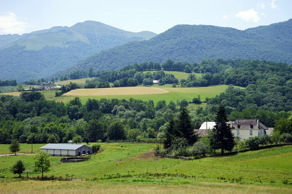 Boerderij en schuur in de buurt van Pyrenee berg — Stockfoto