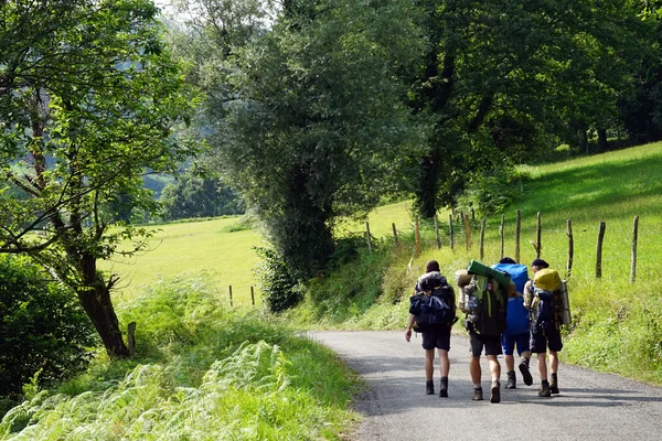 Fransa'nın kırsal alanda yolda Backpackers — Stok fotoğraf