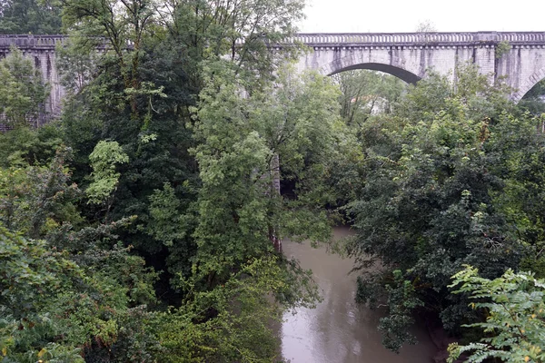 Bogensteinbrücke und üppiges Laub in Frankreich — Stockfoto