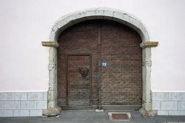 Ξύλινη πύλη od παλιό γαλλικό σπίτι — Φωτογραφία Αρχείου