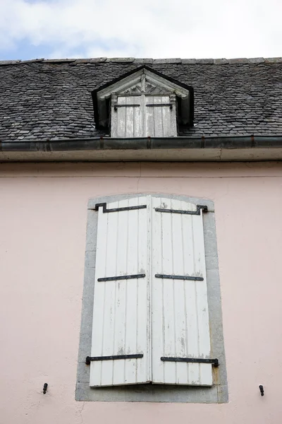 Janelas e paredes fechadas — Fotografia de Stock