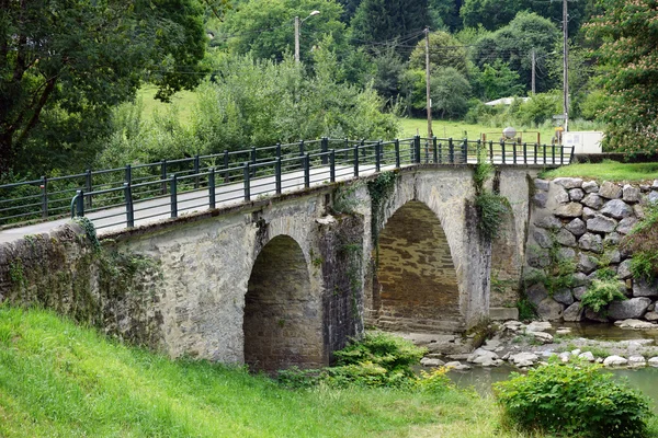 Bogensteinbrücke und Fluss im ländlichen Raum, Frankreich — Stockfoto