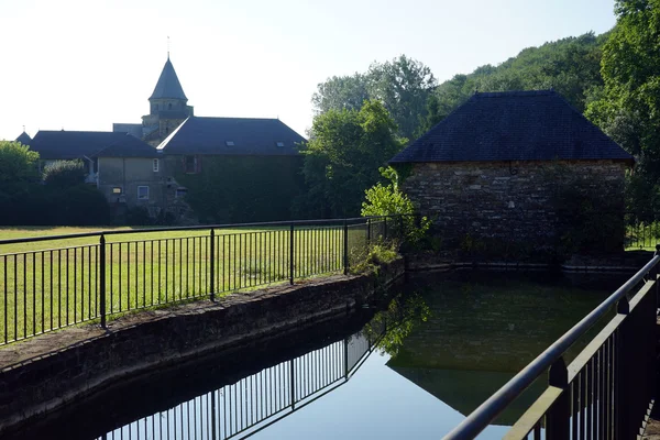 Pool med staket och gamla kyrkan — Stockfoto