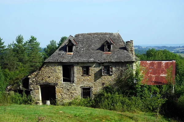 Altes zerstörtes Bauernhaus — Stockfoto