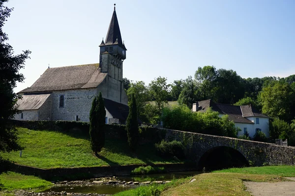 Kirche und Brücke — Stockfoto