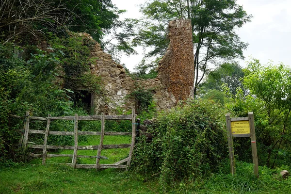 Houten poort en ruïnes van boerderij in Frankrijk — Stockfoto