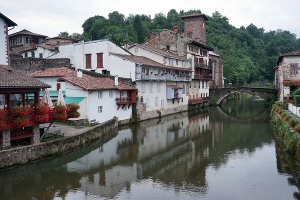 Bridge and houses — Stock Photo, Image