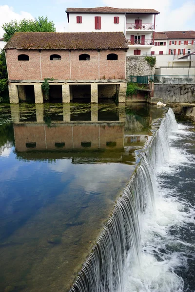 Reflexión y presa —  Fotos de Stock