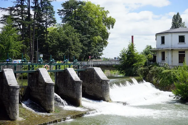 Presa y río — Foto de Stock