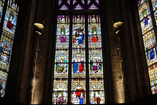 Glasmalerei und Kirchenwand — Stockfoto