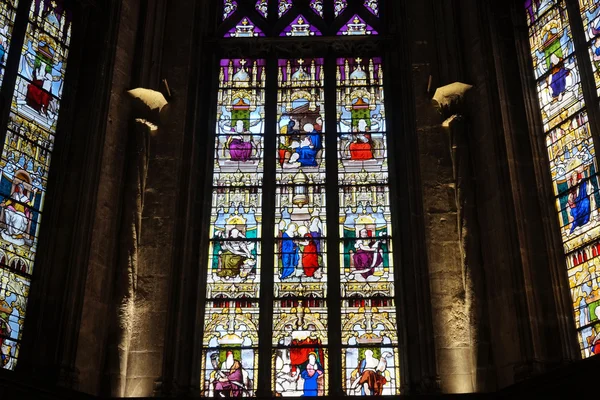 Gebrandschilderd glas en muur van kerk — Stockfoto