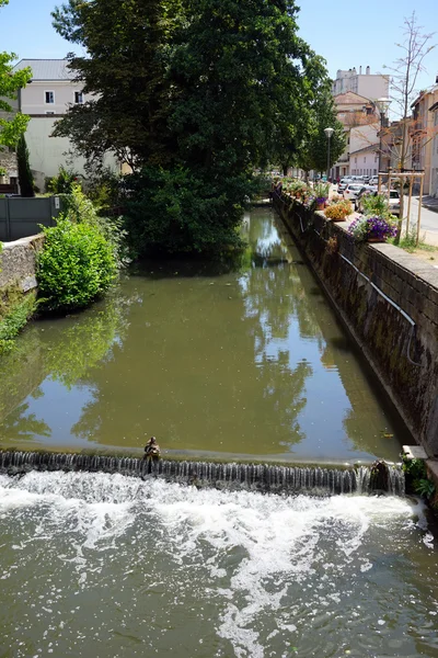 Canal y calle en Bourf En Bresse — Foto de Stock