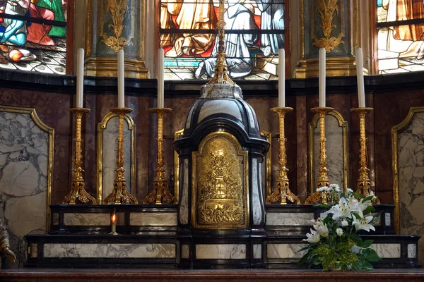 Altar mit Kerzen in Stiftskirche — Stockfoto