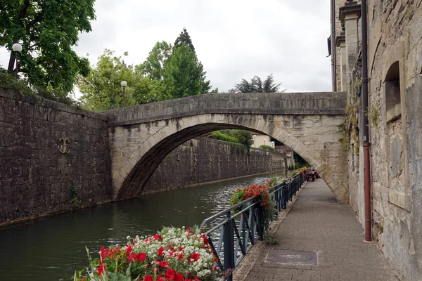 Набережна і старий арковий міст — стокове фото