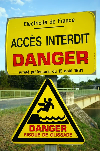 Fransa'da Köprüsü yakınlarında tehlike işareti — Stok fotoğraf