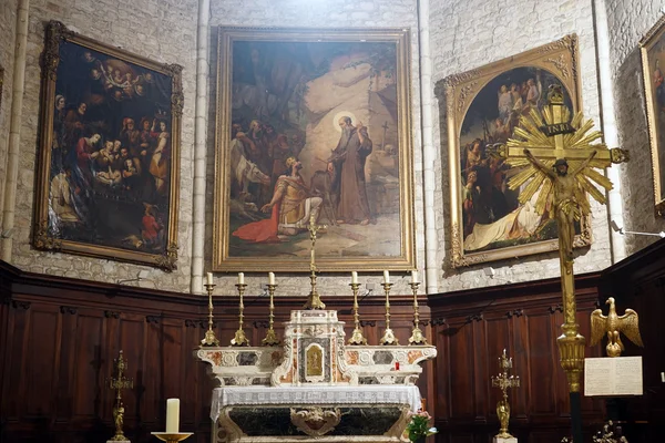 Фотографии на стене церкви Св. Трофима — стоковое фото