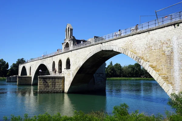 Pont en pierre voûte sur la rivière — Photo