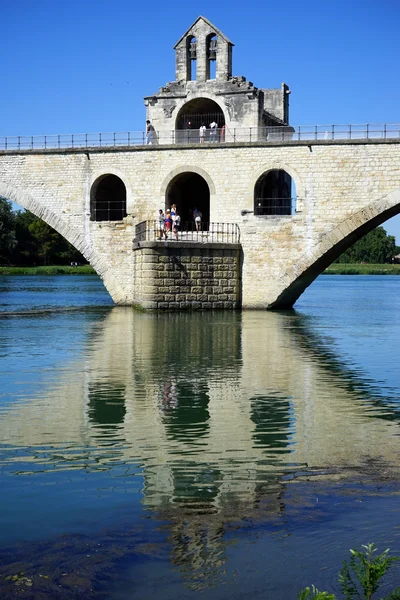 Toren en stenen boogbrug — Stockfoto