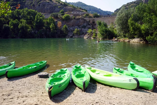 Plastic canoes and lake near Devil's bridge — Stock Photo, Image