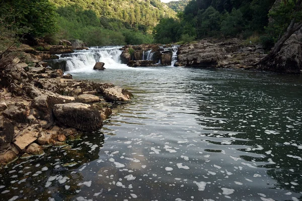 Fiume Herault e cascata — Foto Stock