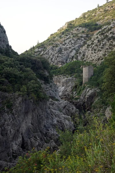 Ancienne tour en pierre dans les gorges de l'Hérault — Photo