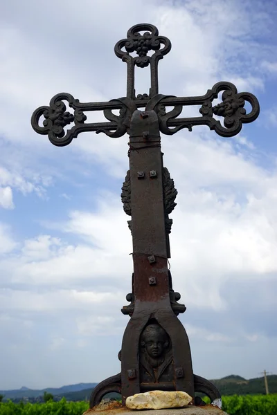 Cruz de hierro y cielo azul —  Fotos de Stock