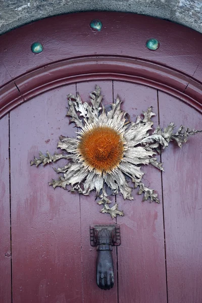 Flor seca pendurada em uma porta — Fotografia de Stock