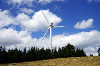 Beyaz Rüzgar güç jeneratörü tepe üzerinde