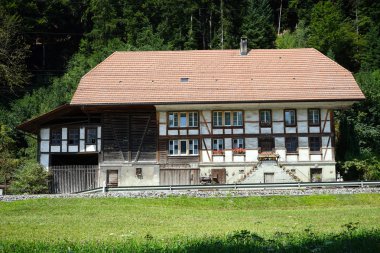 Yol ve orman yakınında büyük çiftlik