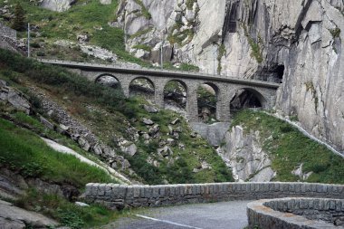 Demiryolu Köprüsü ve yamaç