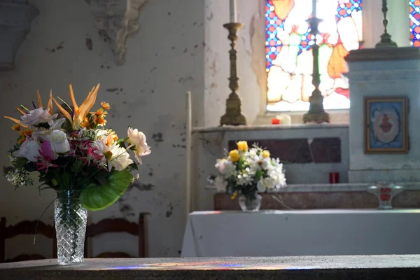 Bloem op de tafel in kerk — Stockfoto